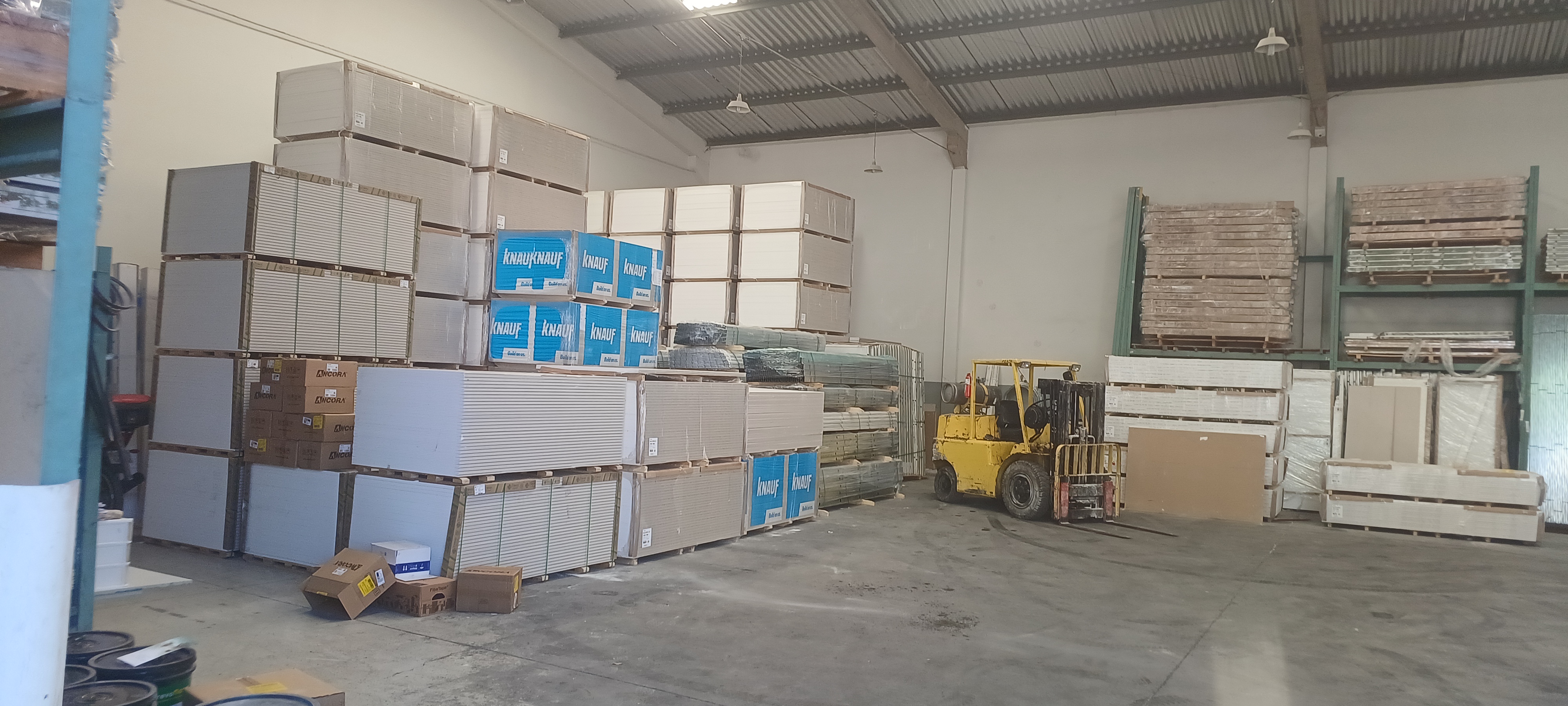 Área interna da GessoPlac com pallets e empilhadeira